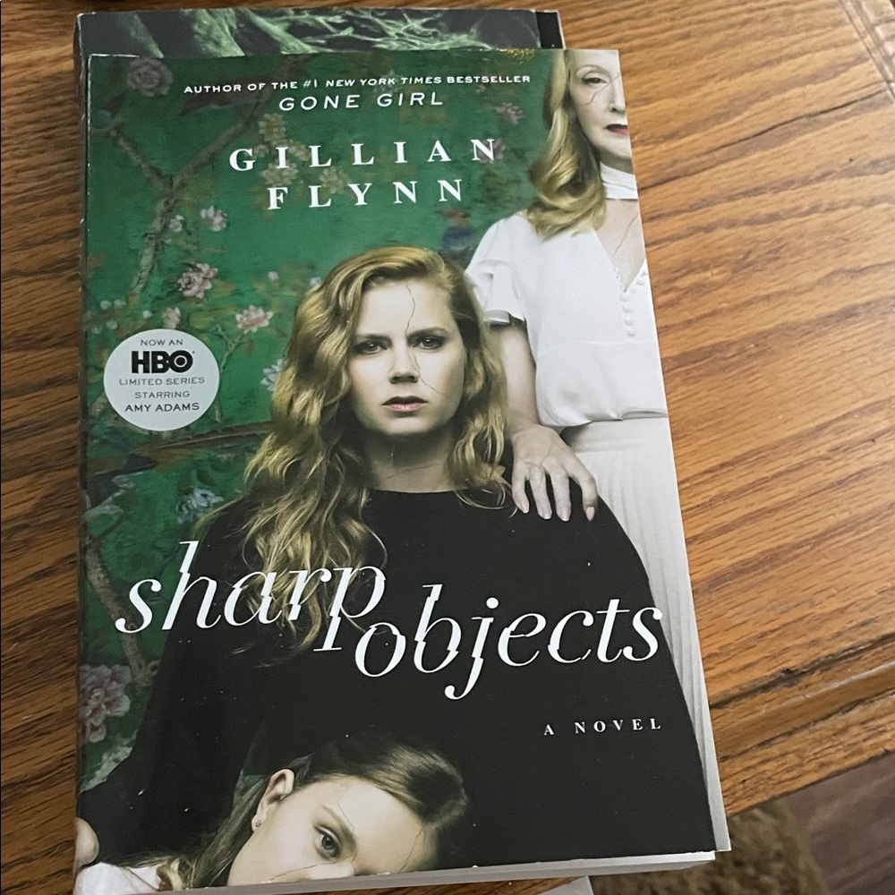 Sharp Objects Hardcover — Gillian Flynn